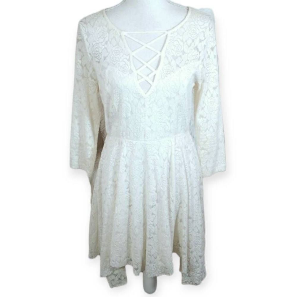 LOVPOSH CREAM LACE DRESS SZ. L EUC.  GORGEOUS DRESS IN EXCELLENT USED CONDITION